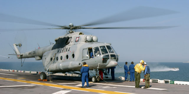 Mil Mi-8 der mexikanischen Marine auf USS Bataan, 2005