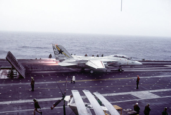 Trägerdeck, Bildquelle: http://commons.wikimedia.org/wiki/File:F-14_-_USS_America_CV-66_-_Ocean_Safari_85_-_DN-ST-87-02385.jpg