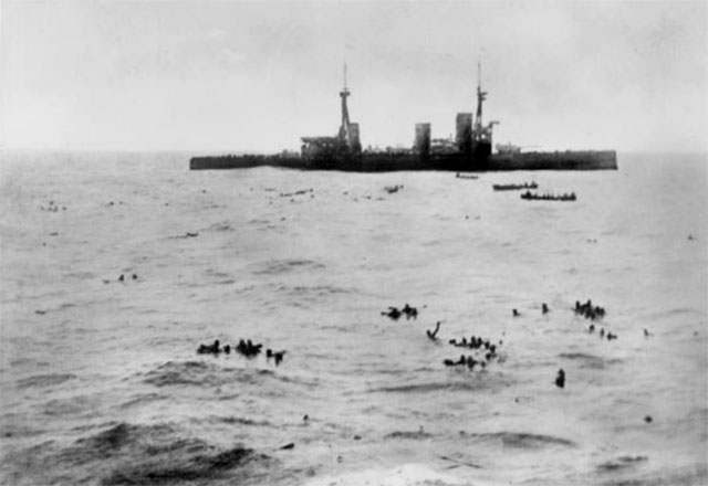 Die HMS Inflexible bei der Aufnahme von Überlebenden der SMS Gneisenau