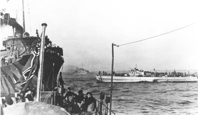 Sinkendes Minenschiff Tannenberg, hinten brennende Hansestadt Danzig