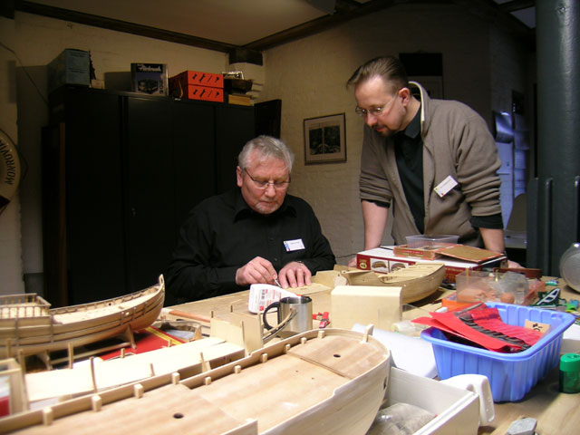 Helmut Kohls und Olaf Krabbenhöft in der Modellbauwerkstatt. Quelle: Internationales Maritimes Museum Hamburg/Maike Nicolai