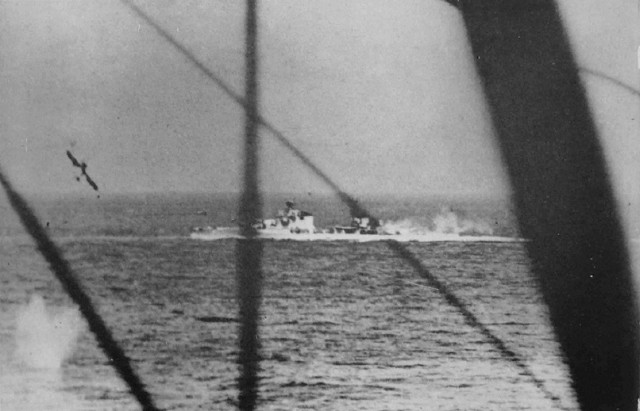 Schwerer Kreuzer Bolzano angegriffen von Fairy Swordfish Torpedobombern der HMS Formidable